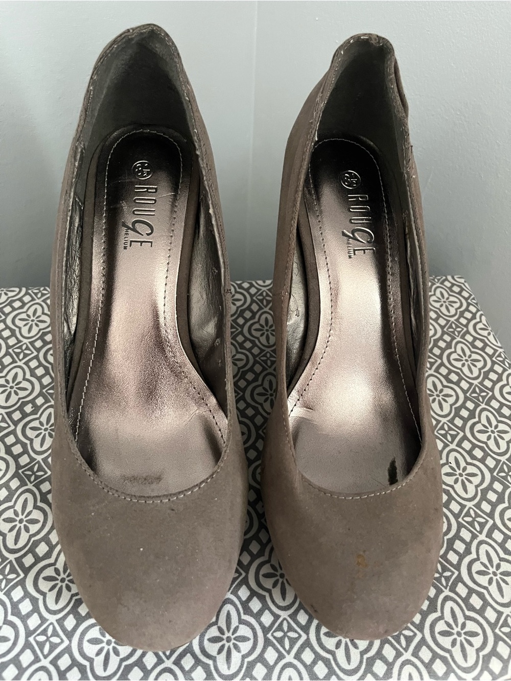 Rouge Helium Brown Suede Round-Toe Pumps